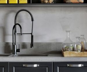 Cozinha moderna com armários e Torneira Gourmet na cor preta