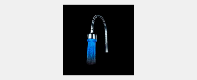 Modelo de Torneira LED azul flexível de cozinha em metal cromado com arejador