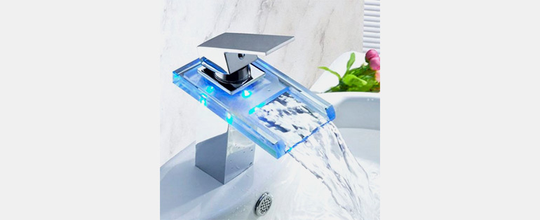 Torneira com luz de LED Misturador Monocomando em vidro faz parte do grupo de torneiras para banheiro 