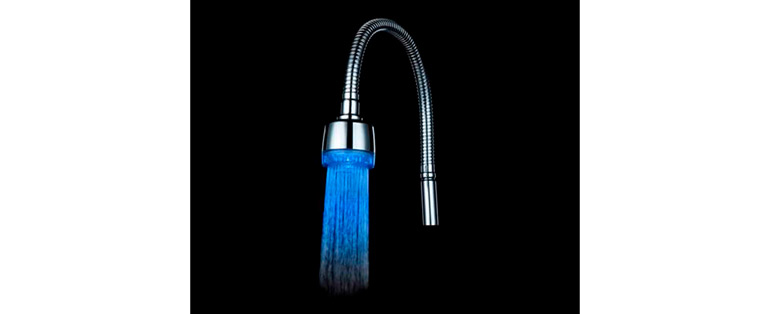 Torneira flexível ligada com luz de LED azul na água e fundo preto.