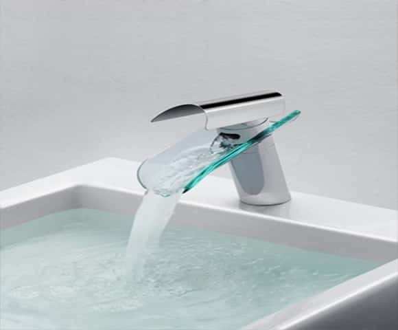 Torneira de vidro: dê toque especial para seu banheiro moderno 