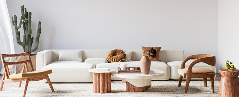 Mudar a decoração da casa | imagem de uma sala decorada com um sofá grande branco | Blog Casa das torneiras