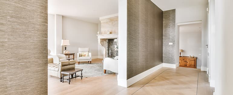 Mudar a decoração da casa | imagem com parede com papel de parede marrom | Blog Casa das Torneiras.
